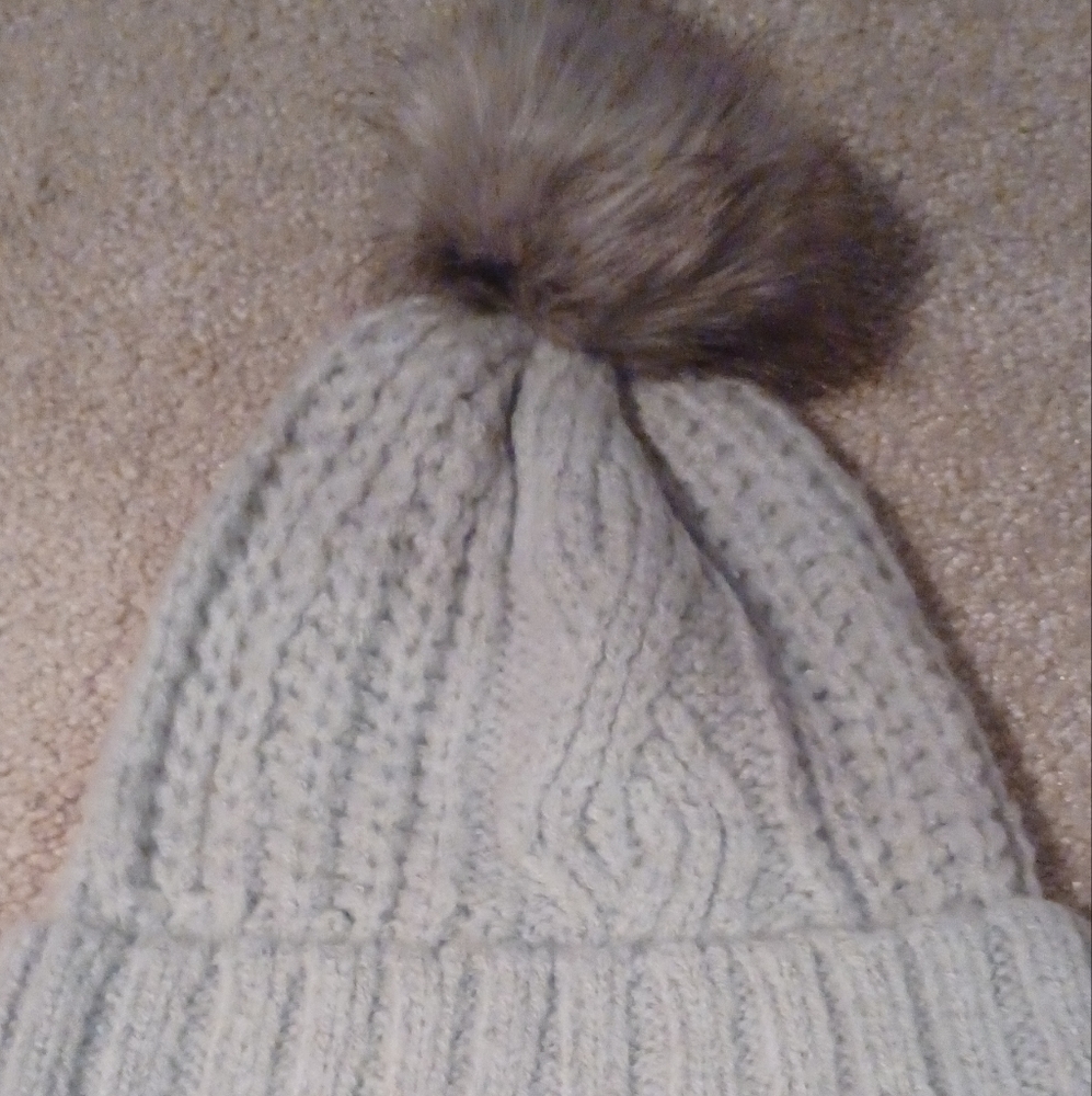Gray knit toque